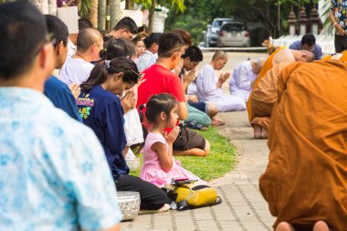 Geleneksel Songkran festivalinde Buda IMAG üzerine su dökmek