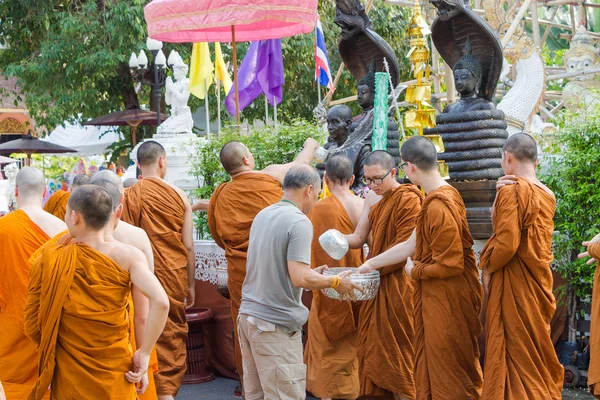 Het traditionele Songkran festival in giet water op Boeddha imag — Stockfoto