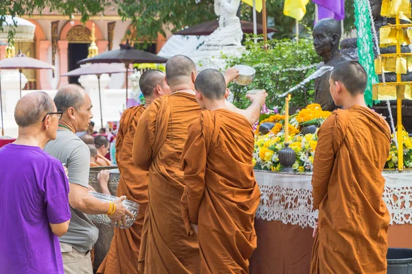 The traditional Songkran festival at pour water onto Buddha imag — Stock Photo, Image