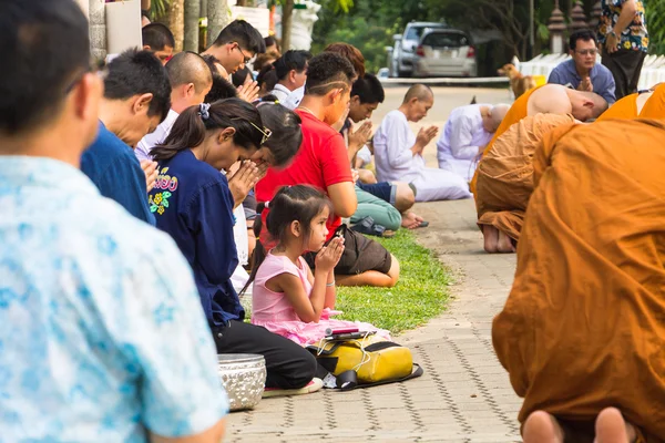 O tradicional festival de Songkran em despeje água em imagens de Buda — Fotografia de Stock