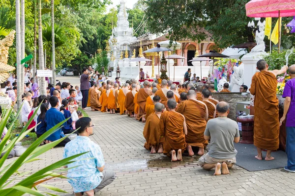 The traditional Songkran festival at pour water onto Buddha imag — Stock Photo, Image