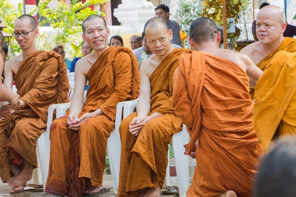 Den traditionella Songkran festivalen på hälla vatten på Buddha bilder — Stockfoto