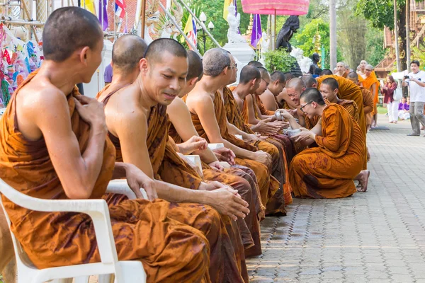 Het traditionele Songkran festival in giet water op Boeddha imag — Stockfoto