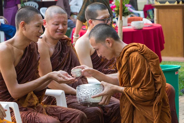 Het traditionele Songkran festival in giet water op monniken — Stockfoto