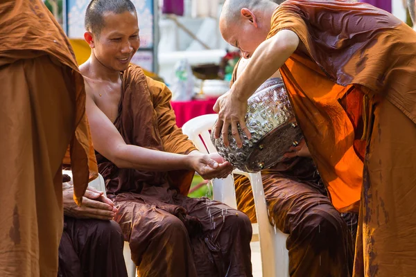 Het traditionele Songkran festival in giet water op monniken — Stockfoto