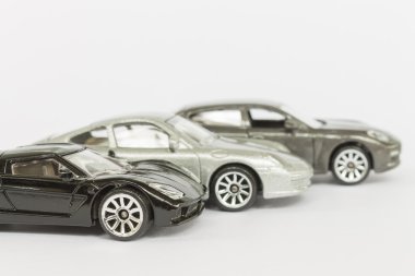 Beyaz arka plan üzerinde oyuncak araba (küçük)