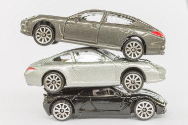 Beyaz arka plan üzerinde oyuncak araba (küçük)