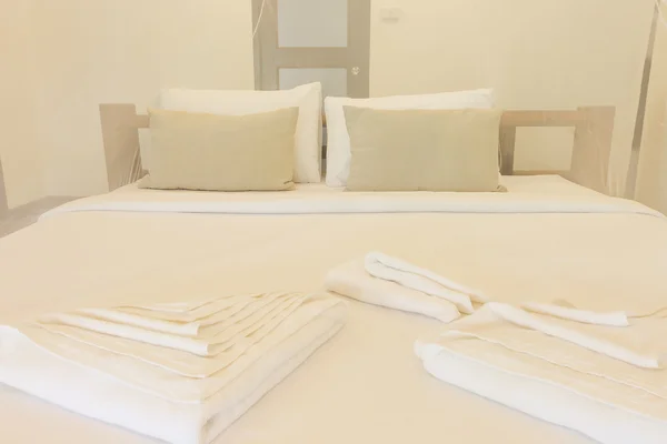 Двуспальная кровать и сетчатые шторы для спальни — стоковое фото