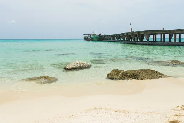 Причалы Taphao beach on Koh Kood (Kood island), Trat Thailand — стоковое фото