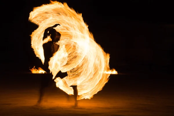 Man Fire Show sulla spiaggia — Foto Stock