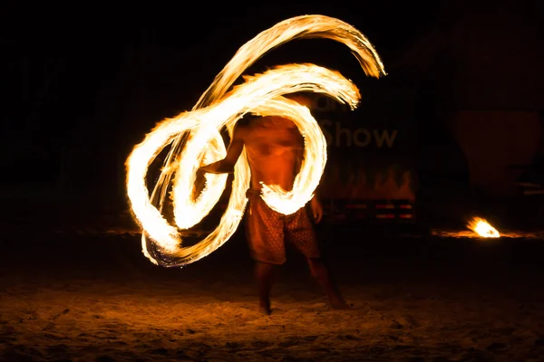 Man Fire Show na praia — Fotografia de Stock