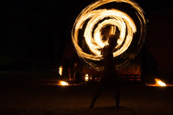 Man Fire Show na praia — Fotografia de Stock