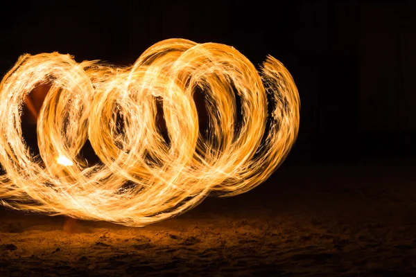 Man Fire Show na praia — Fotografia de Stock