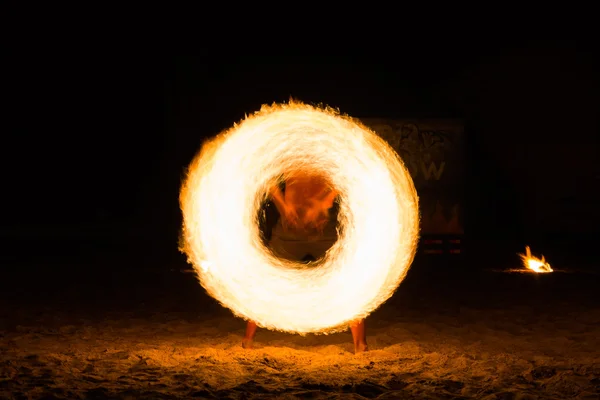 Ateş adamı göstermek sahilde — Stok fotoğraf