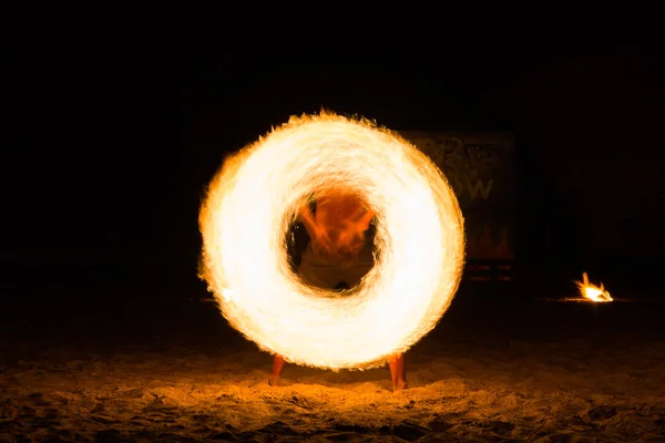 Man Fire Show na praia — Fotografia de Stock