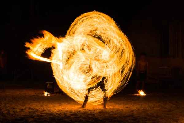 Ember tűz Show a strandon — Stock Fotó