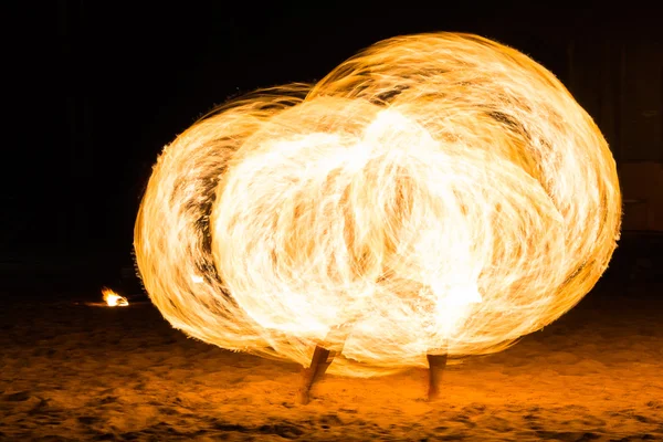 Man Fire Show na praia — Fotografia de Stock