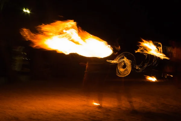 Man Fire Show na praia — Fotografia de Stock