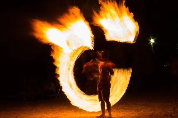 Man Fire Show na praia — Fotografia de Stock