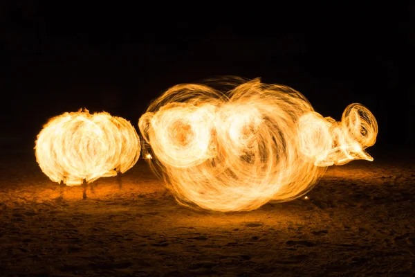 Man Fire Show na praia — Fotografia de Stock