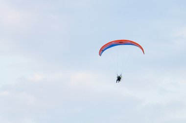 Üzerinde mavi bir gökyüzü uçan Yamaçparaşütü