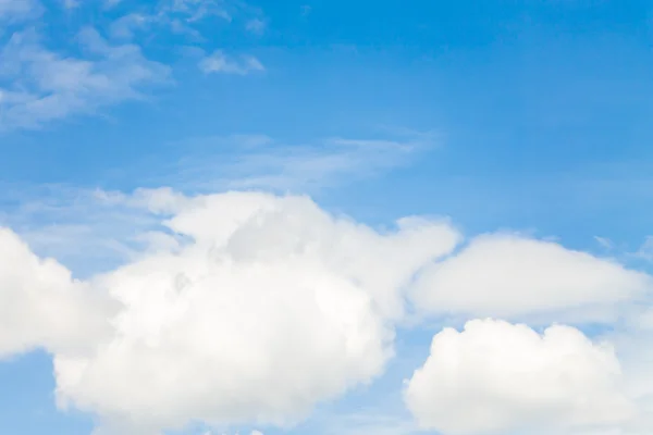 Blauwe lucht met zachte witte wolken — Stockfoto