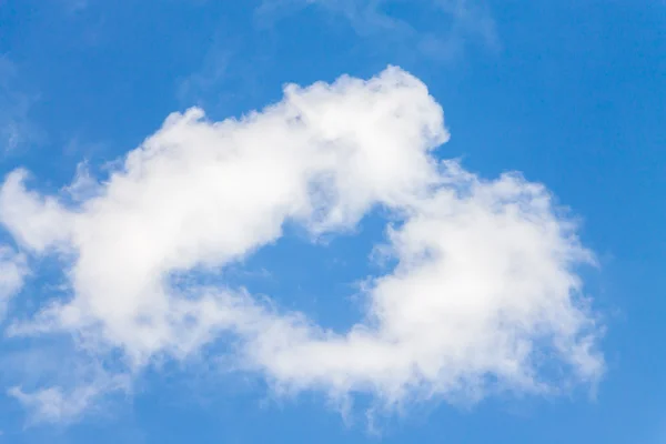 Cielo azul con suaves nubes blancas — Foto de Stock