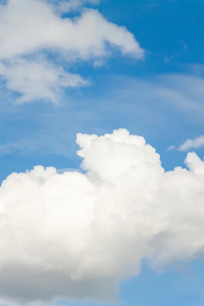 Blauwe lucht met zachte witte wolken — Stockfoto