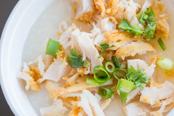 Rice porridge with fried chicken — Stock Photo, Image