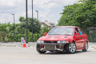 Tanımsız sürücüleri yarış Raceway geçici Caddesi üzerinde