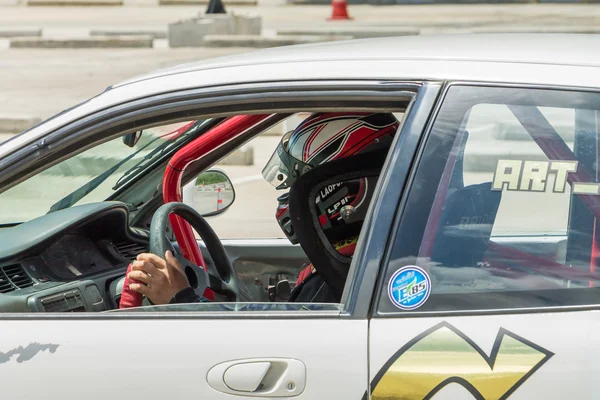 Conductores indefinidos carrera rueda a rueda en pista de rodadura — Foto de Stock