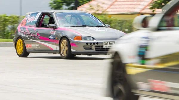 Tanımsız sürücüleri tekerlek tekerlek Raceway üzerinde yarış. — Stok fotoğraf