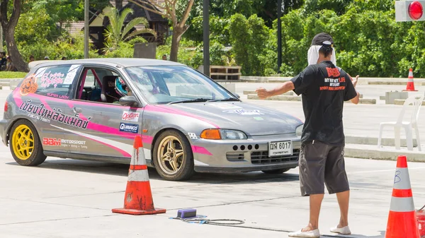 Conductores indefinidos carrera rueda a rueda en pista de rodadura — Foto de Stock