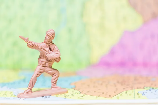 Toy Soldiers op papier achtergrond kaart — Stockfoto