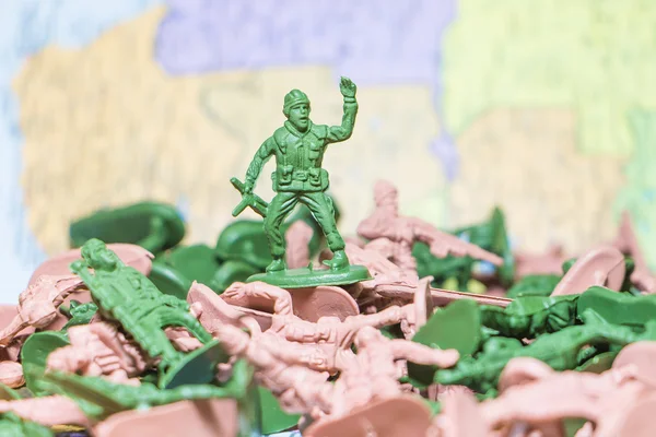 Toy Soldiers op papier achtergrond kaart — Stockfoto