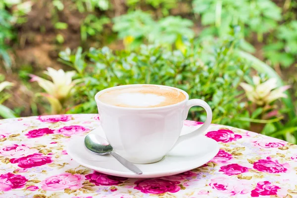 Beyaz fincan Cappuccino masada — Stok fotoğraf