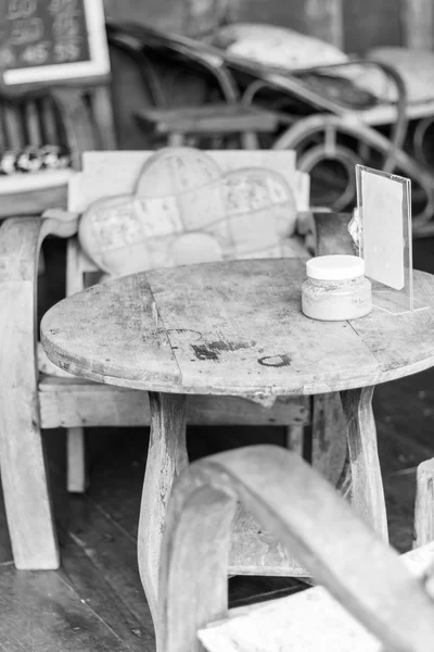 コーヒー ショップで古い木製のコーヒー テーブル — ストック写真