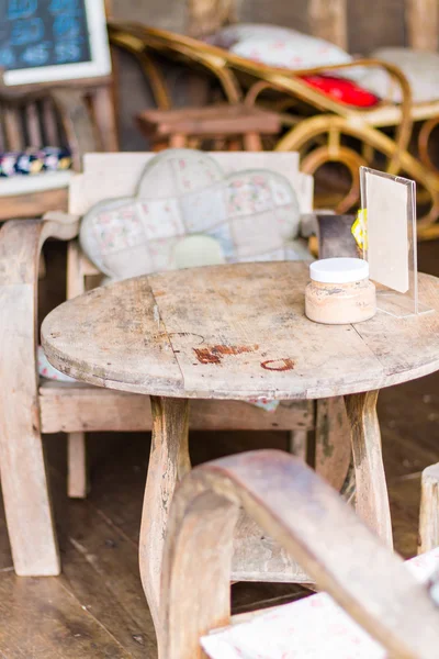 Alter hölzerner Couchtisch im Café — Stockfoto