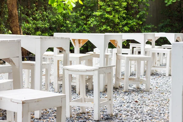 Fila de mesa branca e cadeira no jardim — Fotografia de Stock