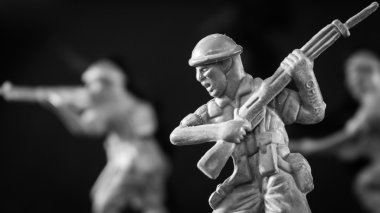 Siyah arka plan üzerine Mini oyuncak asker