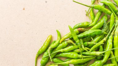 Ahşap zemin üzerine yeşil biber