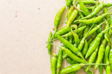 Ahşap zemin üzerine yeşil biber