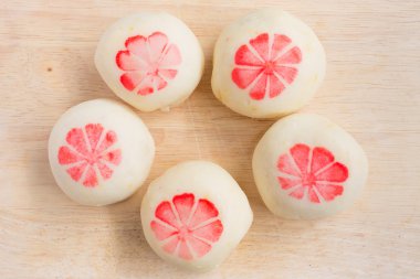 Mochi kırmızı tuzlu yumurta ile