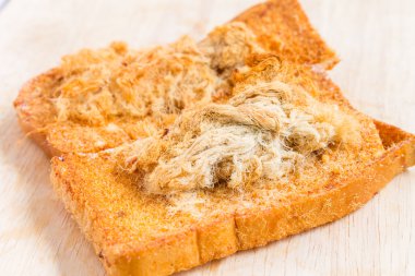  Rendelenmiş domuz ekmek üzerinde biber soslu kurutulmuş