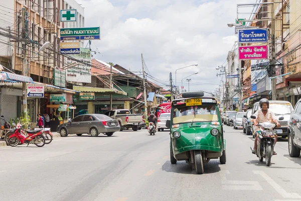 Thailand Ayutthaya, Auto rickshaw tre-weeler tuk-tuk taxi Drive — Stockfoto