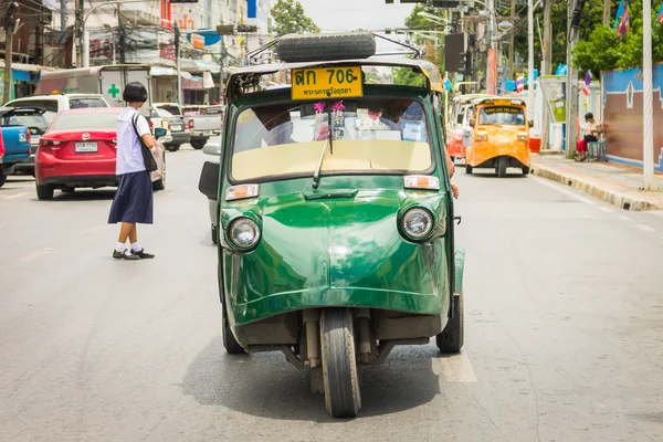 Thailand Ayutthaya, Auto rickshaw tre-weeler tuk-tuk taxi Drive — Stockfoto