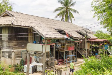 Ayutthaya Tayland - yaşlı kadınlar onun ahşap hous yürüyüş