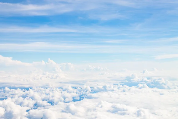 White fluffy clouds in the blue sky — Stock Photo, Image