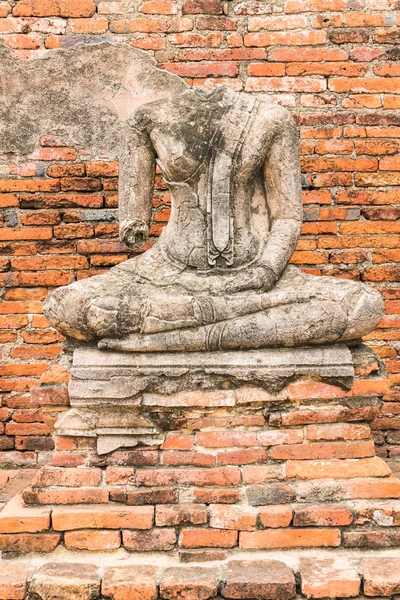 Estátua de Buda Velho em Wat Chaiwatthanaram Ayutthaya, Tailândia — Fotografia de Stock