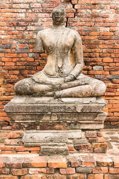 Estátua de Buda Velho em Wat Chaiwatthanaram Ayutthaya, Tailândia — Fotografia de Stock
